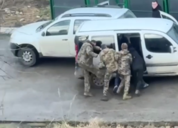 Даже в случае незаконной мобилизации придется служить. Фото: скриншот YouTube-видео