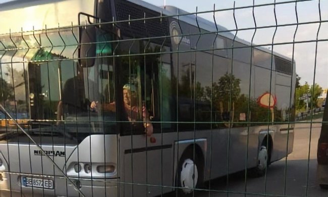 Происки конкурентов с тачанками: вандалы «поработали» над автобусом, курсирующим к КПВВ «Станица Луганская» (фото)