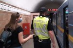 Полиция контролирует соблюдение масочного режима. Фото: скрин youtube