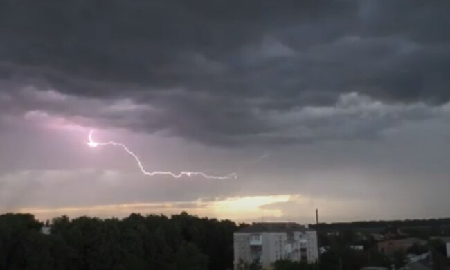 Молния. Фото: скриншот YouTube-видео
