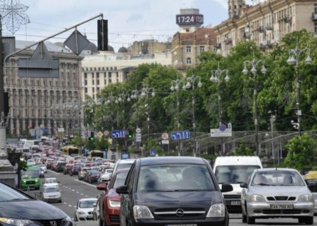 Водители Киева устали ездить без дорог: вечные пробки не отпускают столицу