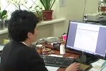 Работа за компьютером. Фото: скриншот YouTube-видео