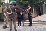 Вручение повестки. Фото: скриншот YouTube-видео