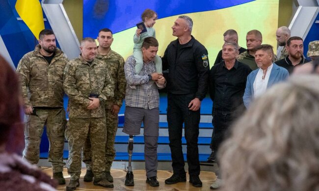 Віталій Кличко нагородив киян-військовослужбовців до Дня Захисників