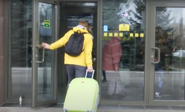 Туристы в аэропорту. Фото: скриншот Youtube