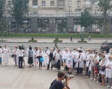 Украинские медики вышли на митинг. Фото: YouTube, скрин