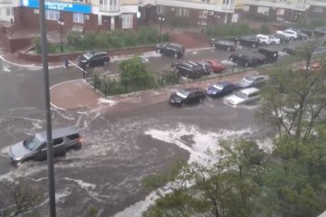 В Киеве сильный ливень с градом затопил улицы. Фото: скриншот YouTube