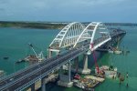 Начал сыпаться: на Крымском мосту ведут экстренные восстановительные работы