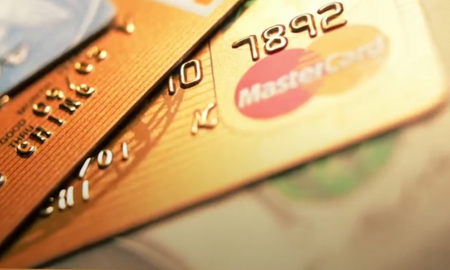 Банки меняют лимиты на переводы средств с карты на карту. Фото: YouTube