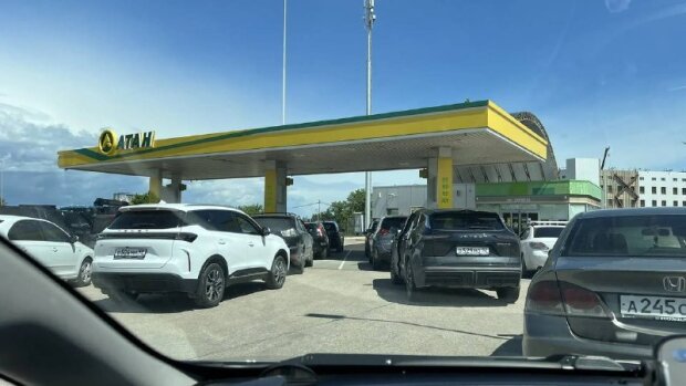 Кілометрові черги на АЗС в окупованому Криму через паливну кризу
