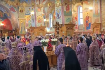 Служба в церкви. Фото: скриншот YouTube