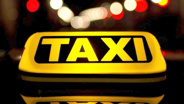 Вне конкуренции: таксист заботится о своих клиентах и угощает их вкусностями во время поездки