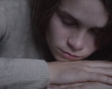 Дівчина плаче. Фото: youtube.com