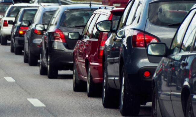 Сюрприз для жителей пригорода: в Киеве перекрыли важный проспект, объезжать долго