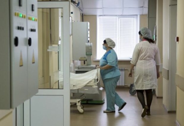 Медики увольняются, пациентов выписывают. В больницах Киева хаос: "Тяжелых завезли"