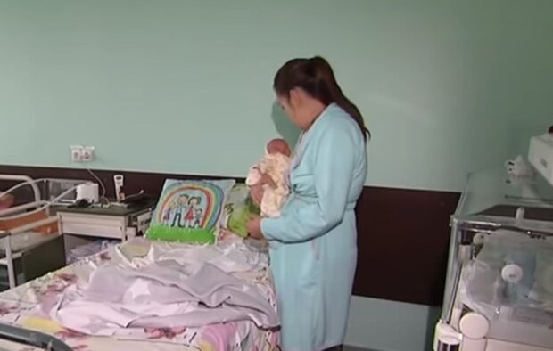 Мама с новорожденным ребенком. Фото: скриншот YouTube-видео