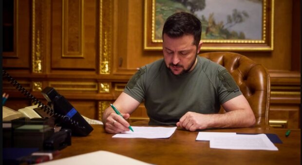 Президент Зеленський, підписання закону, мобілізація, підготовка до нацспротиву. Фото: Telegram