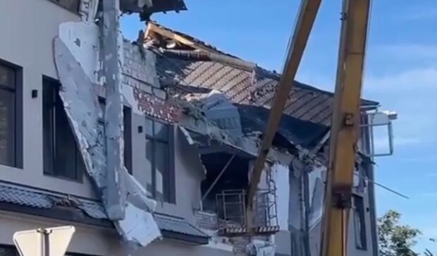 В Херсоне точечным ракетным ударом уничтожена гостиница, где жили оккупанты