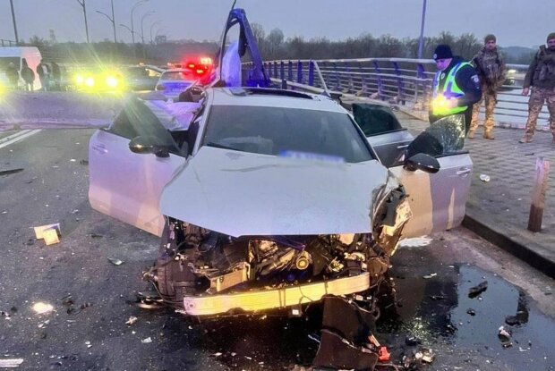 Киев парализовали пробки: из-за ДТП перекрыт мост Метро в обе стороны - видео с места