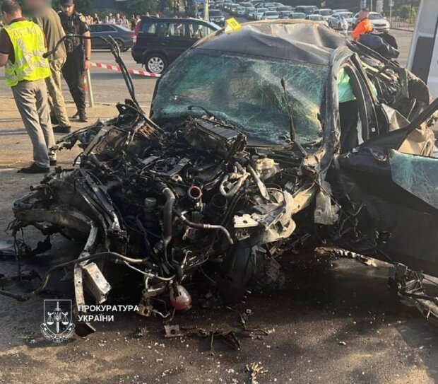 Автомобіль після зіткнення з підземним переходом у Солом'янському районі Києва
