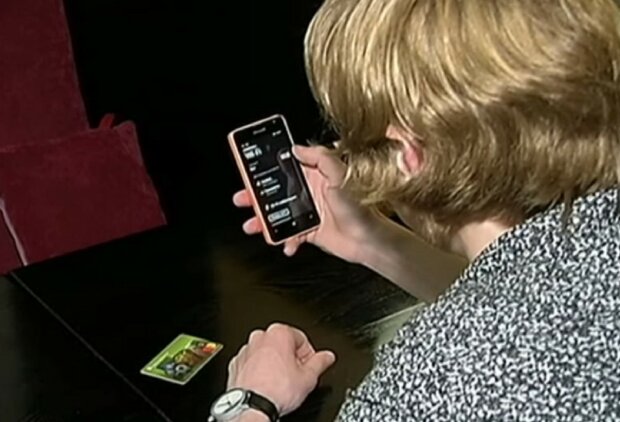 Телефон и банковская карта. Фото: скриншот YouTube