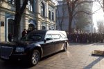Огромная траурная процессия, катафалк и слезы: как прошло прощание с Тарасом Кутовым. Фото