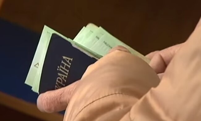 Пенсійні виплати. Фото: скріншот YouTube-відео