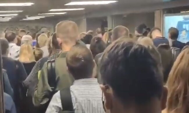 Люди в метро. Фото: скріншот YouTube-відео