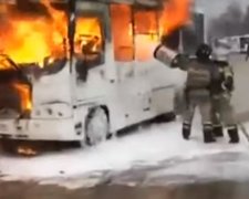 В Киеве на ходу загорелся пассажирский автобус. Фото: скрин youtube