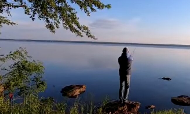 Рыбак из Киева поймал жуткое существо. Фото: скриншот YouTube
