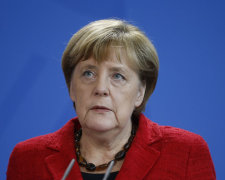 Эксперты по губам расшифровали, что шептала Меркель во время приступа