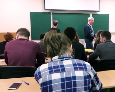 МОН відраховуватиме багато студентів-чоловіків. Фото: YouTube