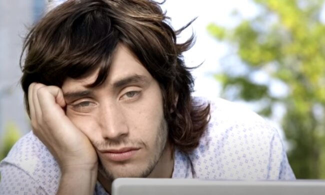 Работа сутками и стрессы ни при чем: названа главная причина хронической усталости