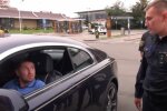Водитель и полиция. Фото: скриншот YouTube.