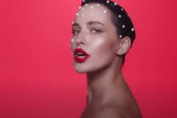 Забыла лифчик, но он там и не нужен: Даша Астафьева ослепила всех глубоким декольте