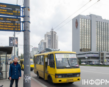 Неработающие табло на остановках общественного транспорта в Киеве