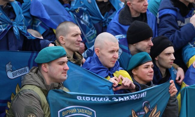 Сльози радості на очах: ​​додому повернулися 175 наших Героїв та 7 цивільних - кадри