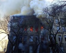 Пожар в Одесском колледже. Фото: facebook.com/MNS.GOV.UA