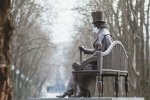 Кому там масок не хватает: в Харькове даже памятники на карантине, Кернес знает кому нужнее. Фото