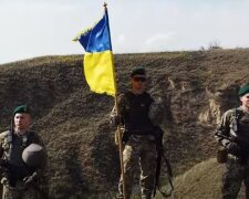 Військові із прапором України. Фото: скріншот YouTube-відео