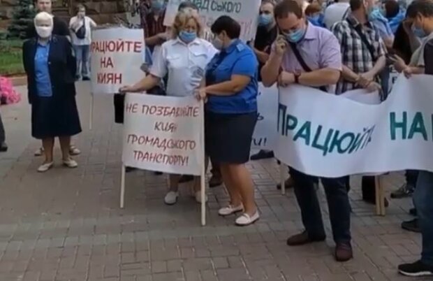 Киевские перевозчики не выдержали и пошли к Кличко: люди могут остаться без транспорта
