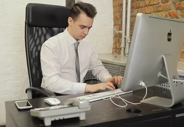 Робота за комп'ютером Фото: скріншот YouTube-відео