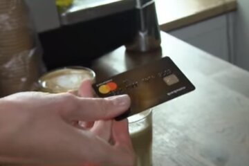 Банківська карта. Фото: скріншот YouTube-відео