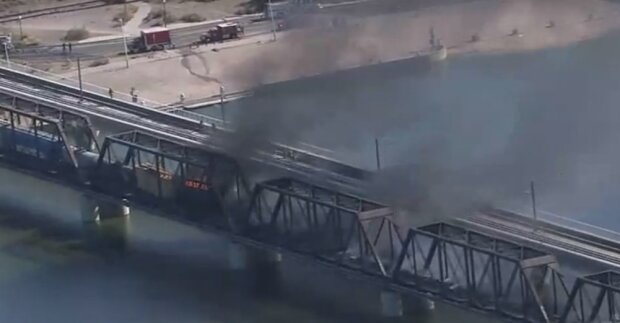 Все в дыму, мост на грани крушения: поезд слетел с рельсов и загорелся