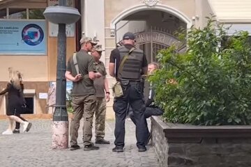 Вручення повістки. Фото: скріншот YouTube-відео