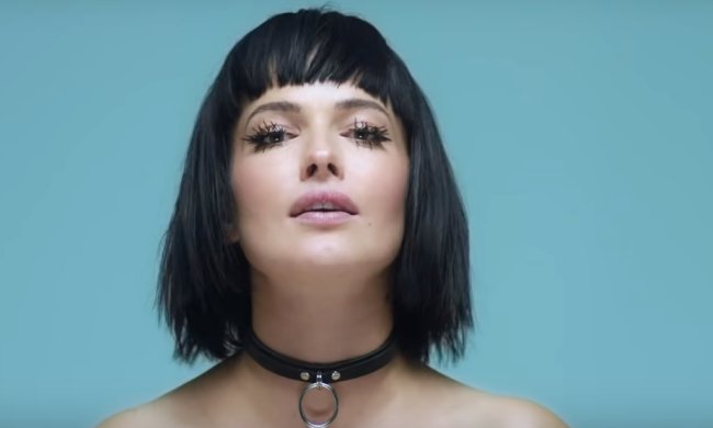 Даша Астафьева, кадр из клипа "Fetish"