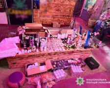 Изъятые полицией конфеты, вейпы и сигареты с каннабиноидами — вещественные доказательства по делу о наркоторговле в Киеве