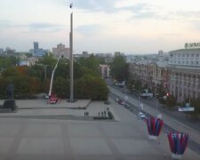 В Донецке снимают российские флаги. Фото: youtube