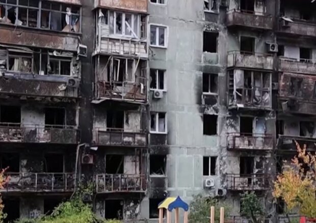 Зруйнований будинок армією росії. Фото: скріншот YouTube-відео"