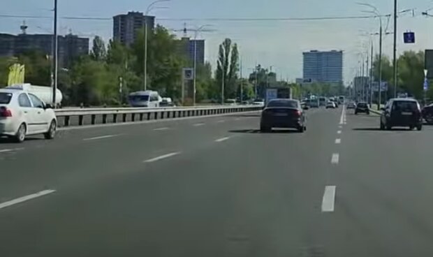 Авто на дорозі. Фото: скрін відео